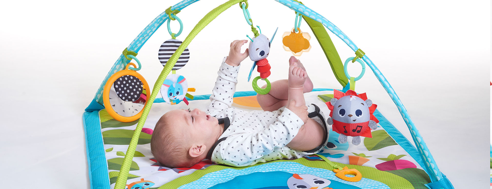 Overhead gym mode helps focus baby’s attention while on their back