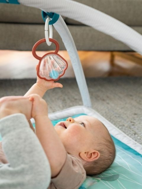 Easy-grip oyster pearl rattle with handle supports fine motor skills