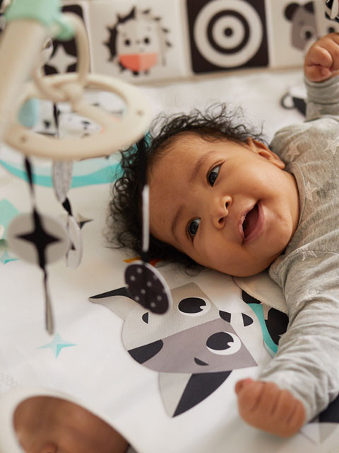 Geometric black & white shapes stimulate baby's vision