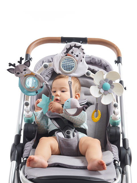 Rattles and smiling characters stimulate your baby’s senses