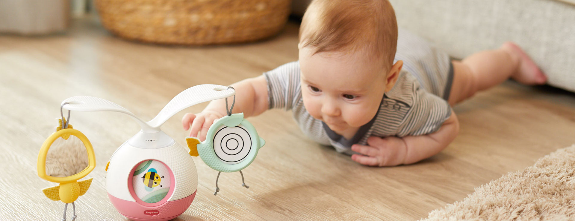 Double-sided mirror & hologram toys attract baby's attention