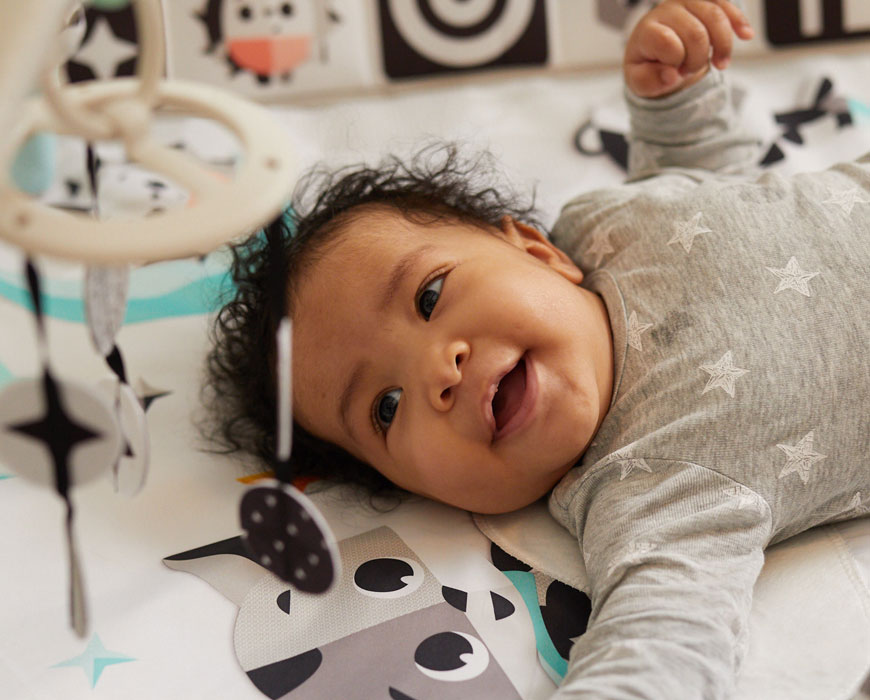 livre noir et blanc pour bebe: Un premier livre pour stimuler le  développement visuel de votre bébé avec des images contrastées en noir et  blanc 
